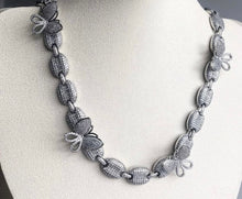Load image into Gallery viewer, Buttfly baguette choker
